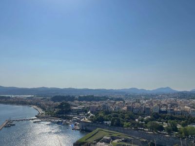 Blick ber das Meer vor Korfu-Stadt bei Sonnensschein