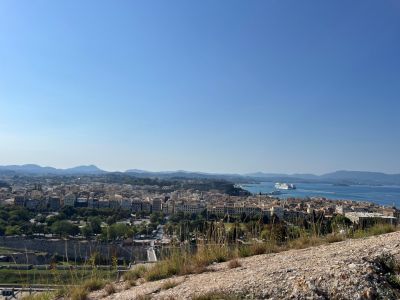Blick ber Korfu Stadt mit Blick auf Liston