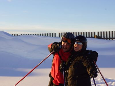 Glckliche Eltern im Familien-Ski-Urlaub