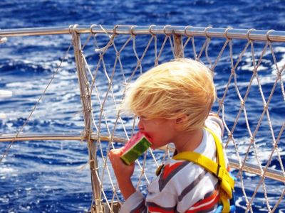 Segeltrn fr Familien bei Korfu Griechenland Kind mit Melone