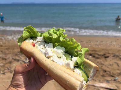 Sandwiches am Strand Agios Georgios genieen