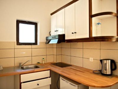 Kochzeile der 2-Zimmer-Wohnung im Honigtal auf Korfu