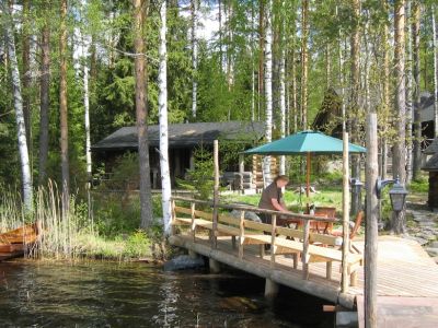 Steg mit Terrasse beim Ferienhaus in Finnland