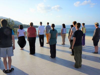 Yoga-Gruppe am Meer Zypern